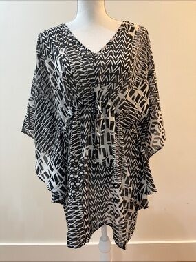 Black and White Geometric Print V-Neck Swim Cover Up
